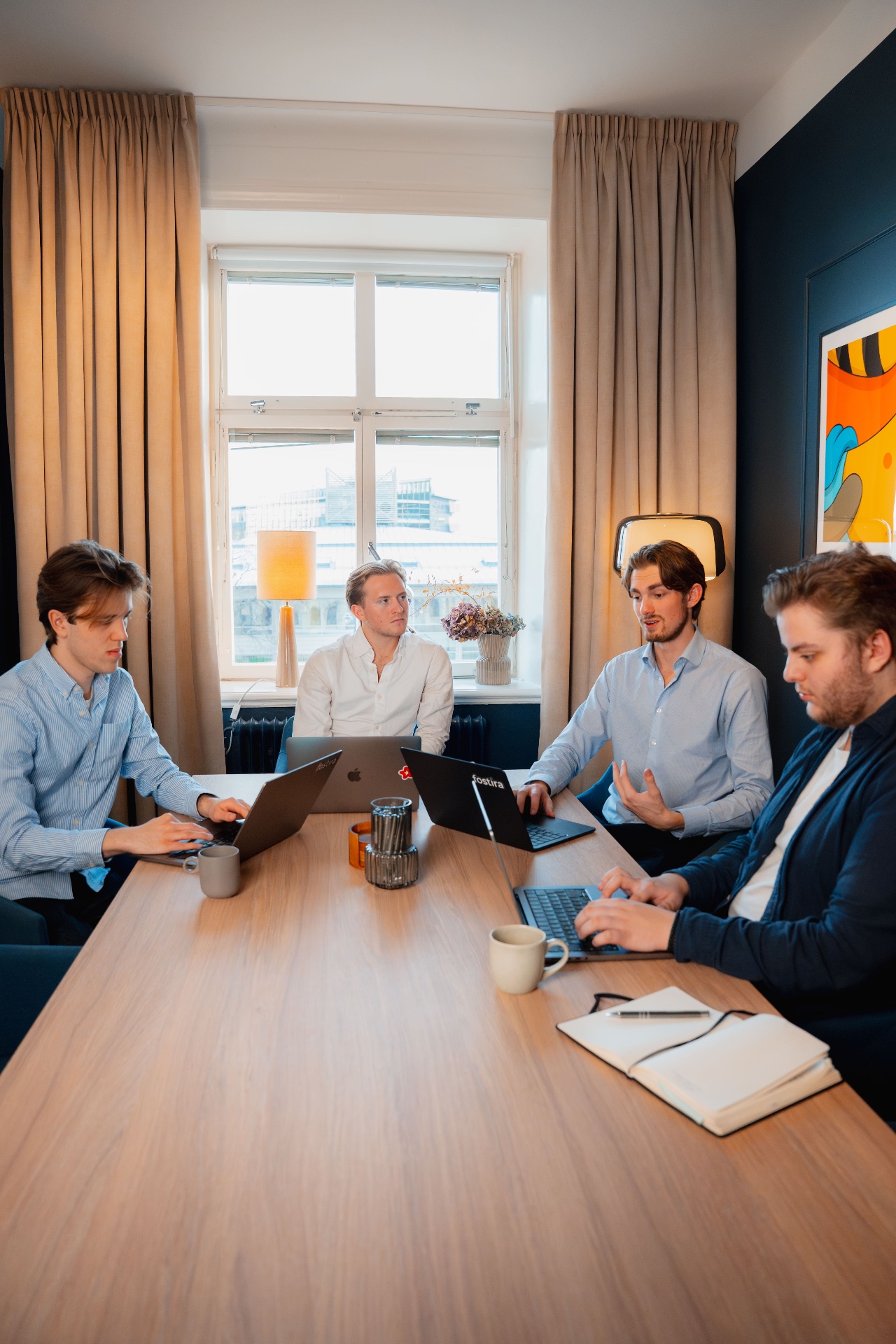 Elevate Capital-teamet arbetar tillsammans på kontoret i Stockholm